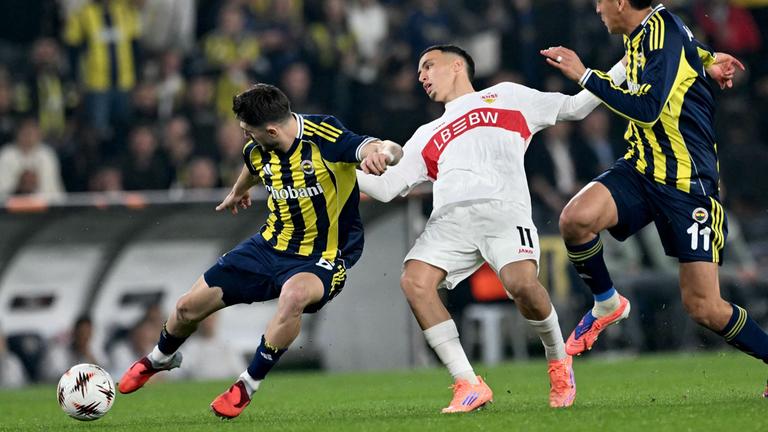 Bilal el Khannous (Mitte) mit Fenerbahces Edson Alvarez und Ismail Yuksek.