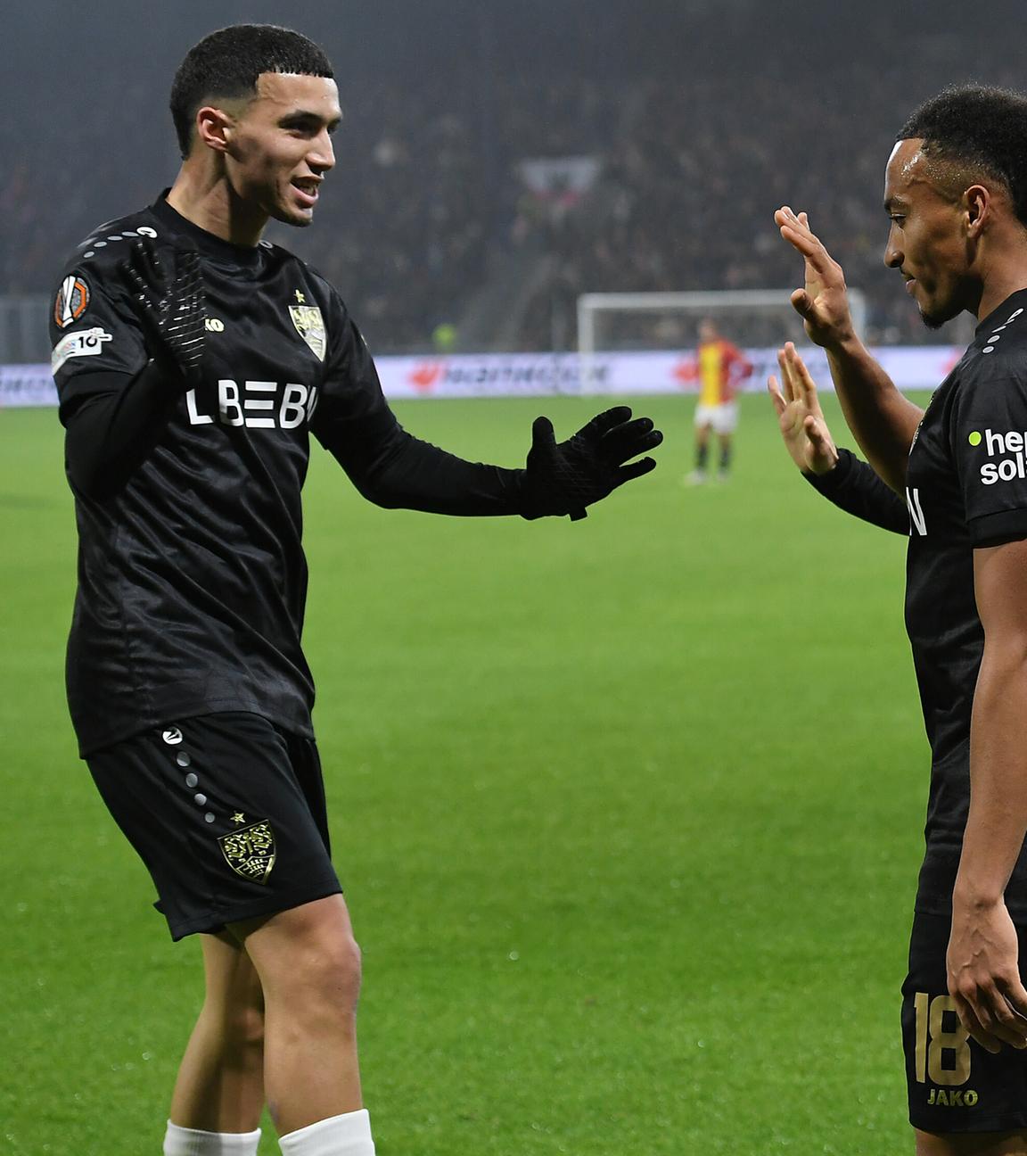 Jamie Leweling (links) feiert seinen Treffer zum 1:0.