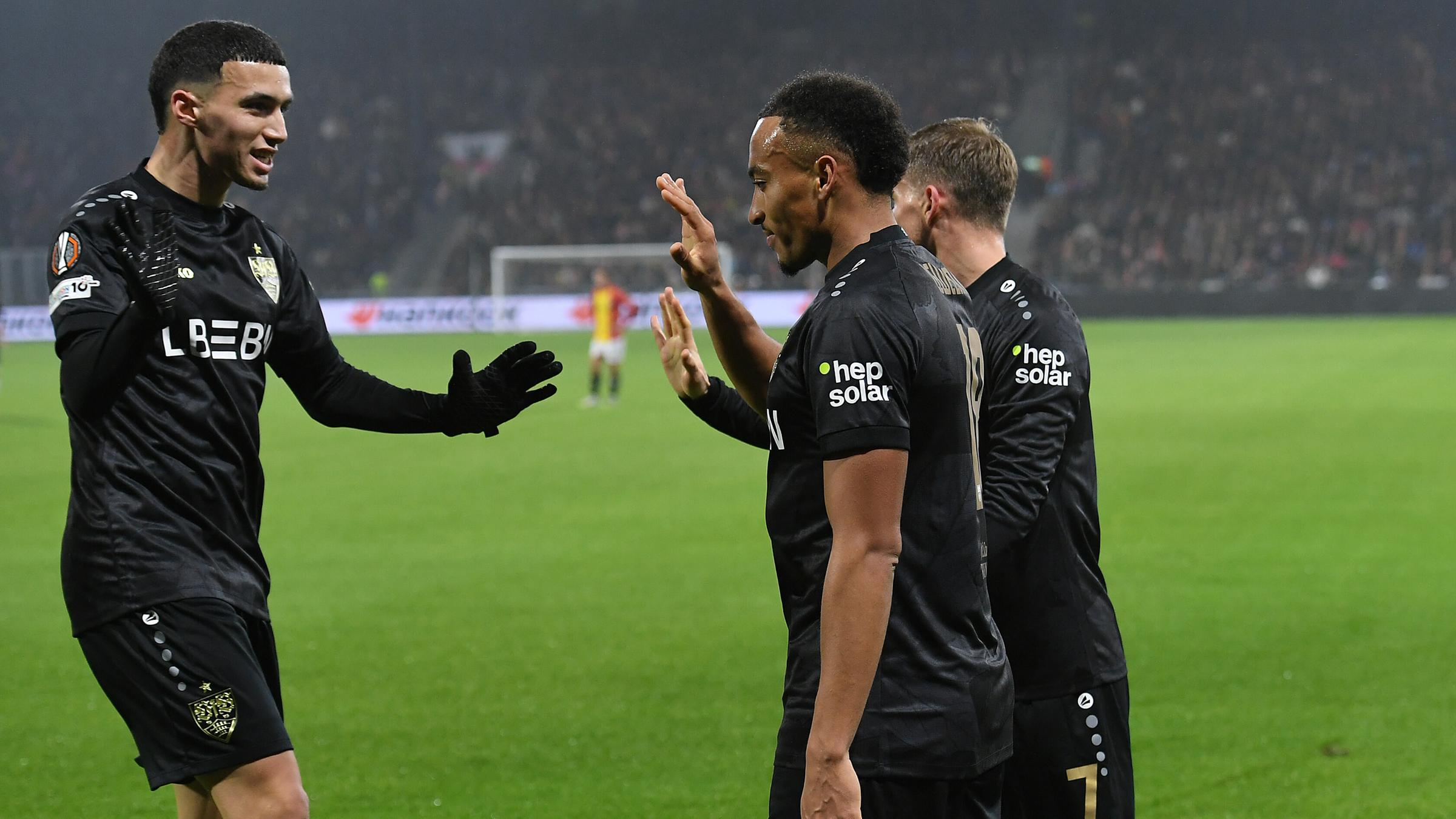 Jamie Leweling (links) feiert seinen Treffer zum 1:0.