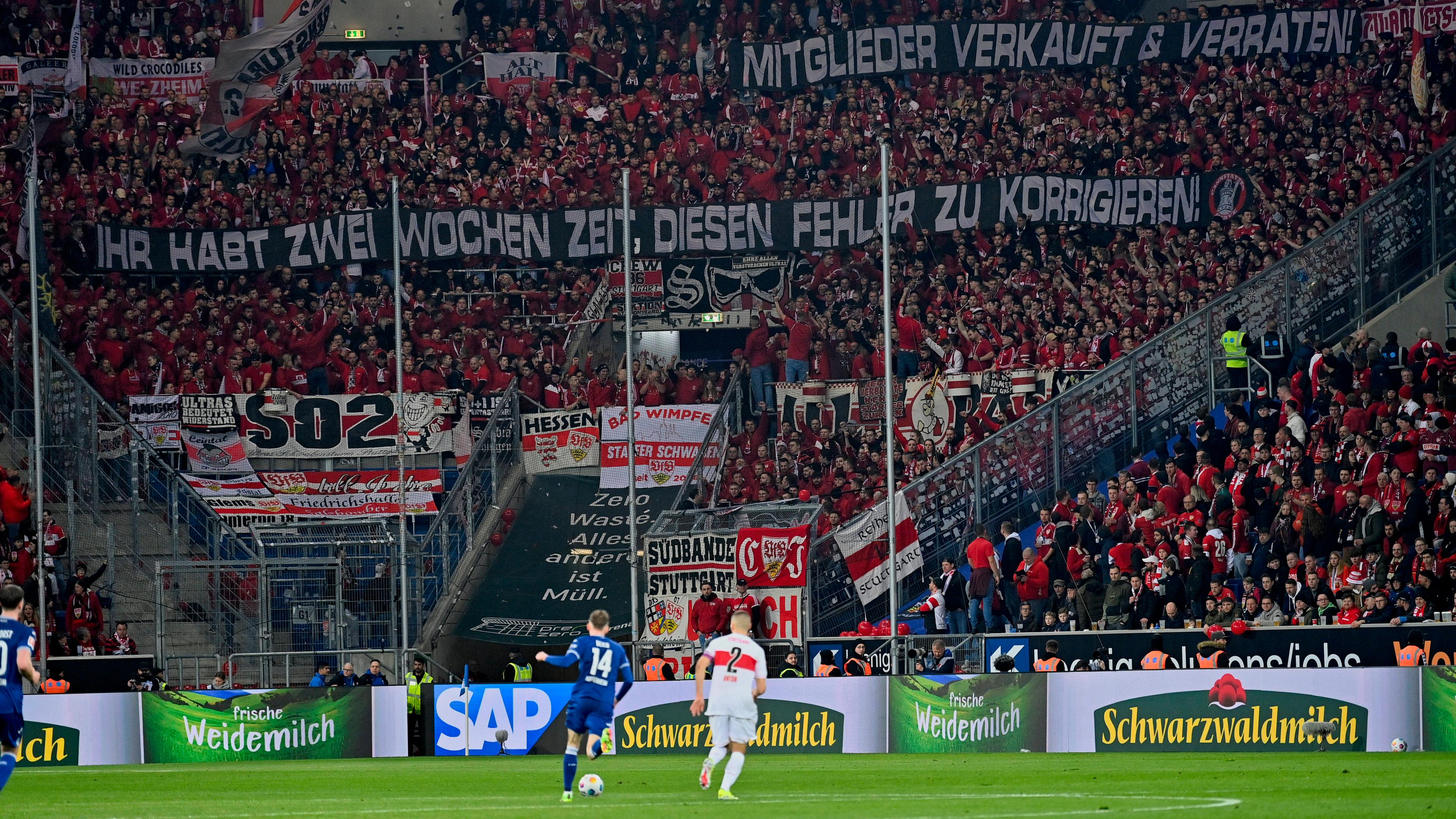 Bundesliga, TSG Hoffenheim - VfB Stuttgart am 16. März 2024: Plakat-Aktion von VfB-Fans gegen die Abwahl von Klub-Präsident Claus Vogt durch die Aufsichtsratssitzung