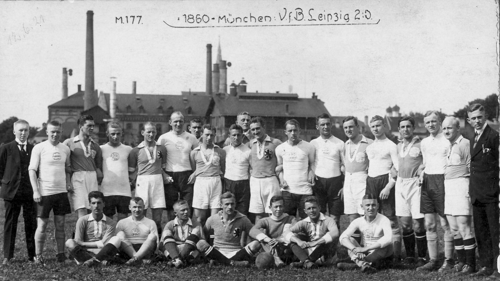 Gruppenfoto vor dem Spiel TSV 1860 München gegen VfB Leipzig im Jahre 1921