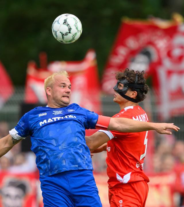 Andy Hebler (l.) vom VfB Krieschow im Zweikampf mit Fabio Gruber (1. FSV Mainz 05) im DFB-Pokal.