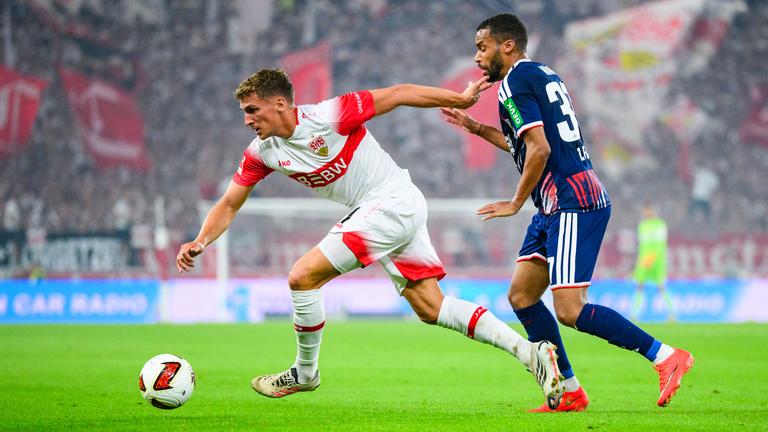 Grischa Prömel behauptet den Ball gegen Linton Maina