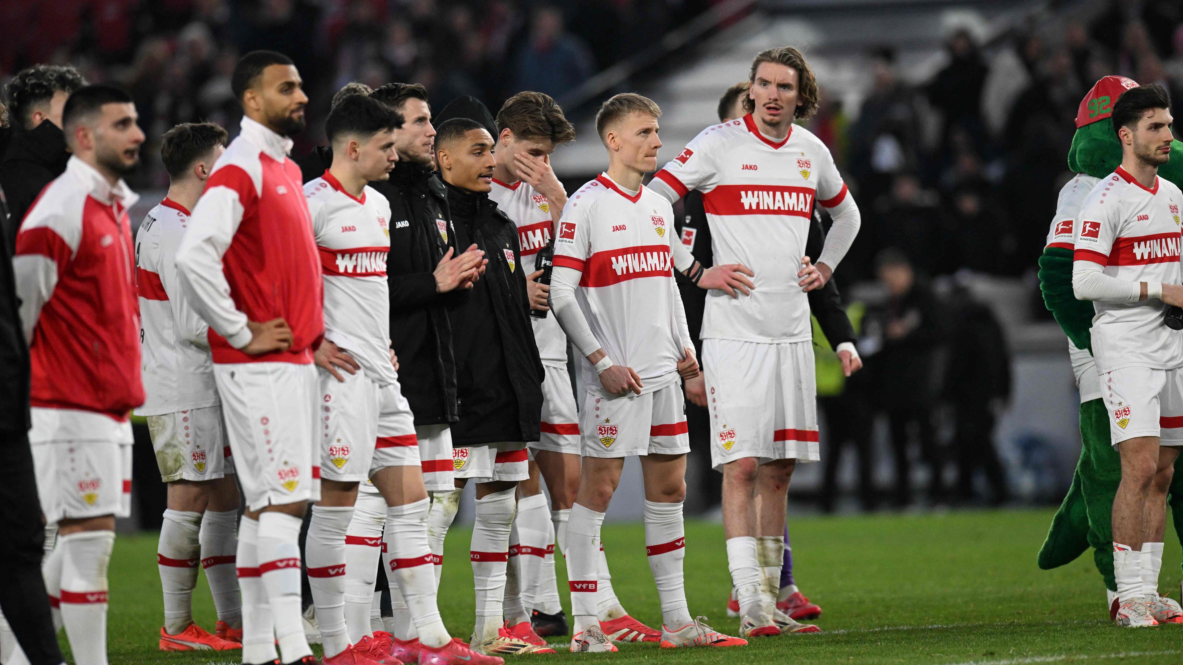 Der VfB Stuttgart steht vor den Fans nach dem Ende des deutschen Erstligisten-Bundesligisten zwischen dem VfB Stuttgart und Borussia Mönchengladbach in Stuttgart