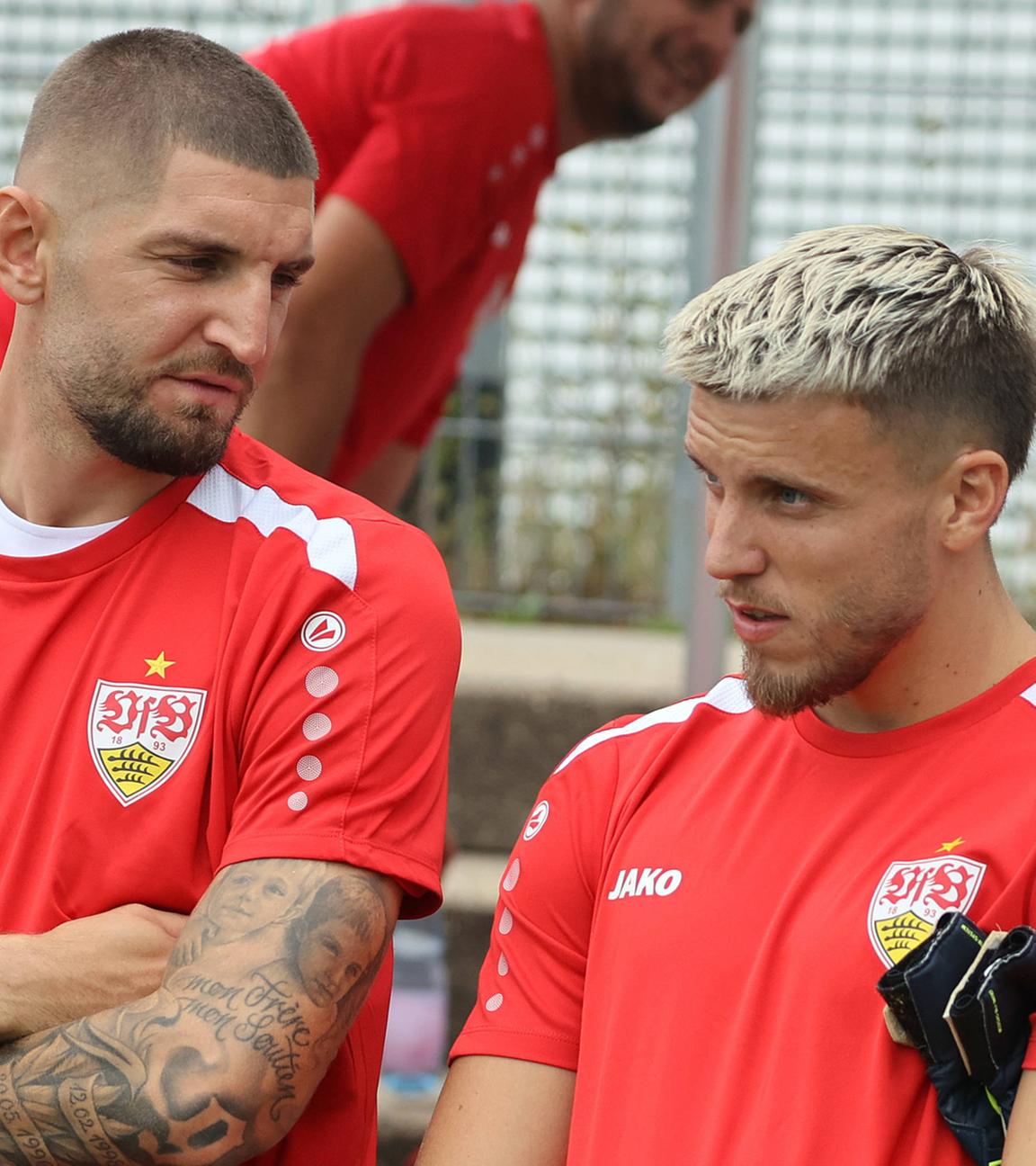 Jeff Chabot (links) Ermedin Demirovic (rechts) von VfB Stuttgart am 24.07.2025.