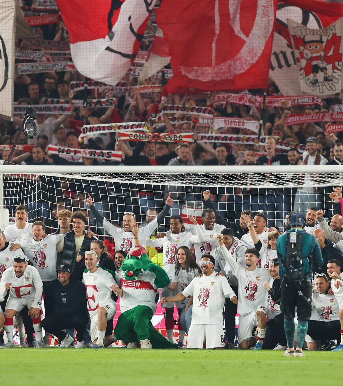 VfB Stuttgart: Schlussjubel vor den Fans.