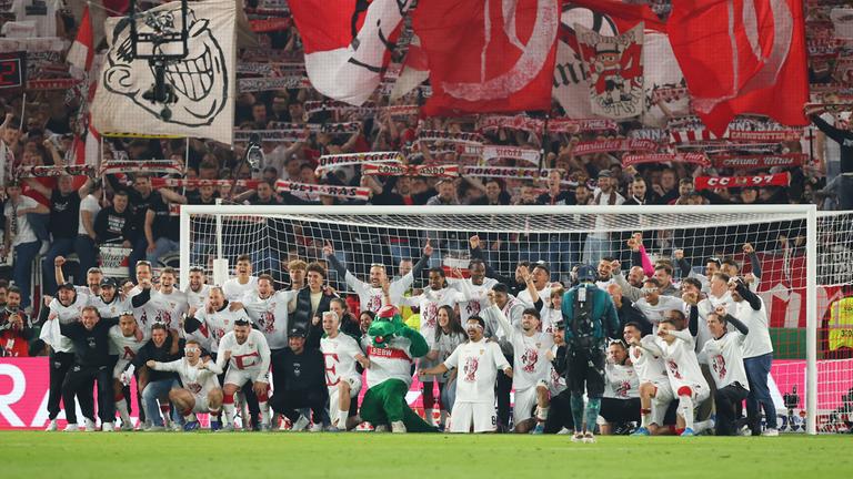 VfB Stuttgart: Schlussjubel vor den Fans.