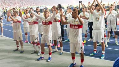 Ermedin Demirovic, Deniz Undav , Maximilian Mittelstaedt, Tiago Tomas (vorne von links) und weitere Stuttgart-Spieler klatschen in Richtung der Fans auf der Tribüne.