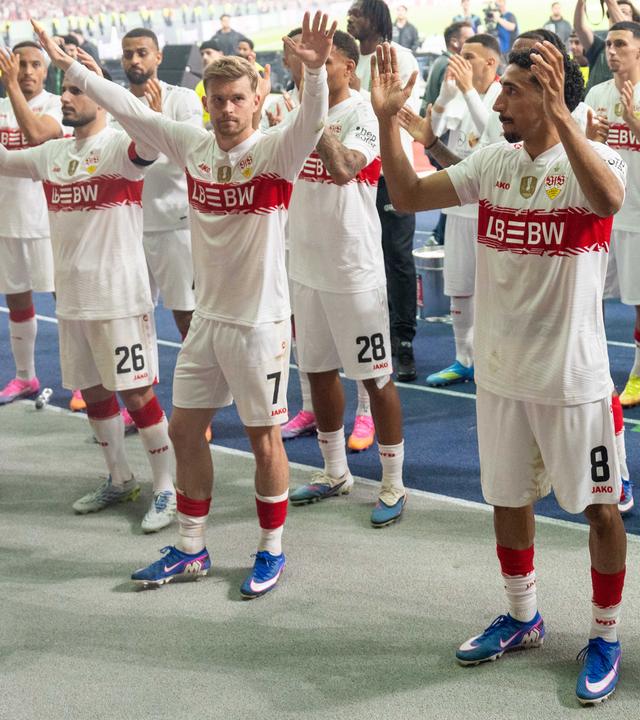 Ermedin Demirovic, Deniz Undav , Maximilian Mittelstaedt, Tiago Tomas (vorne von links) und weitere Stuttgart-Spieler klatschen in Richtung der Fans auf der Tribüne.