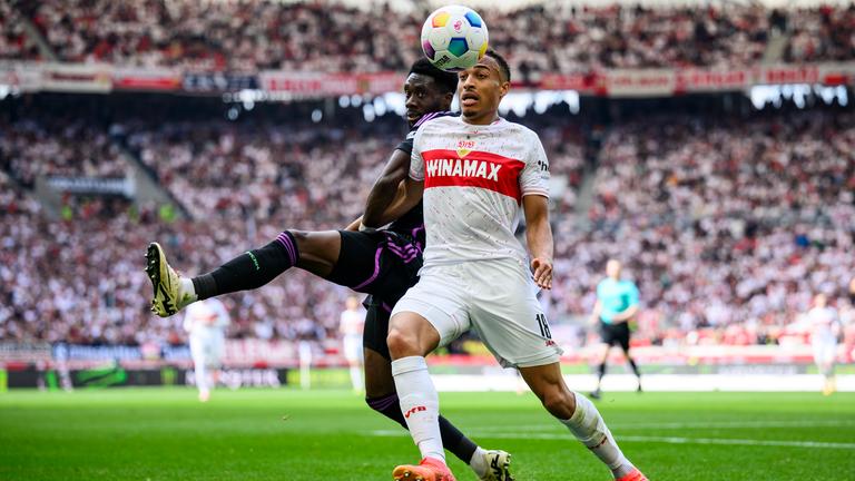 Münchens Alphonso Davies (l) in Aktion gegen Stuttgarts Jamie Leweling (r).