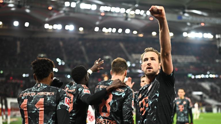 Münchens Harry Kane jubelt nach dem Tor zum 1:2 durch Goretzka.