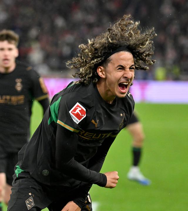 Torjubel sorgt für Provokation: Borussia Mönchengladbachs Wael Mohya in Richtung Stuttgarter Ersatzbank.