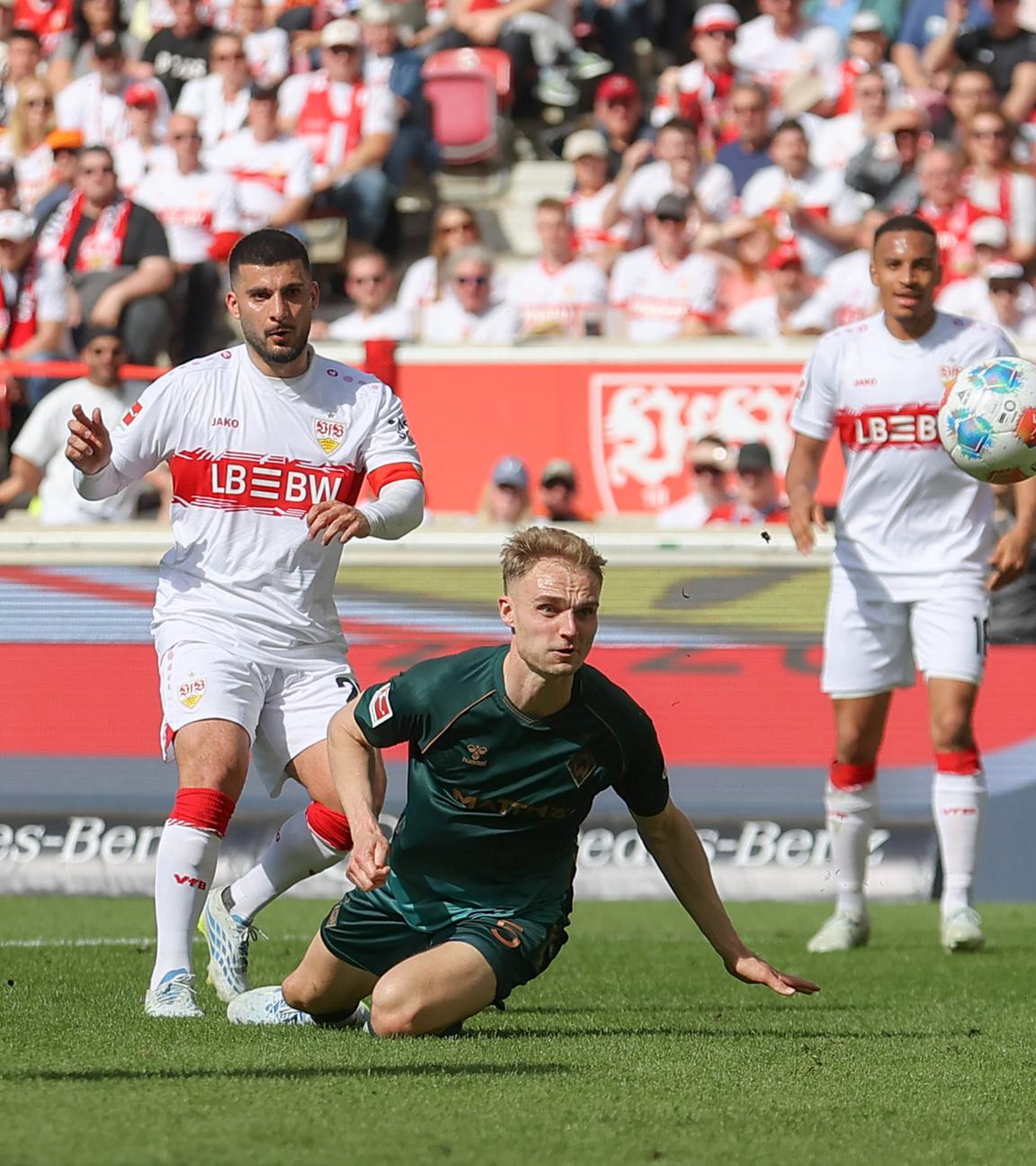 Deniz Undav (VfB Stuttgart, links) kommt zum Torschuss gegen den SV Werder Bremen.