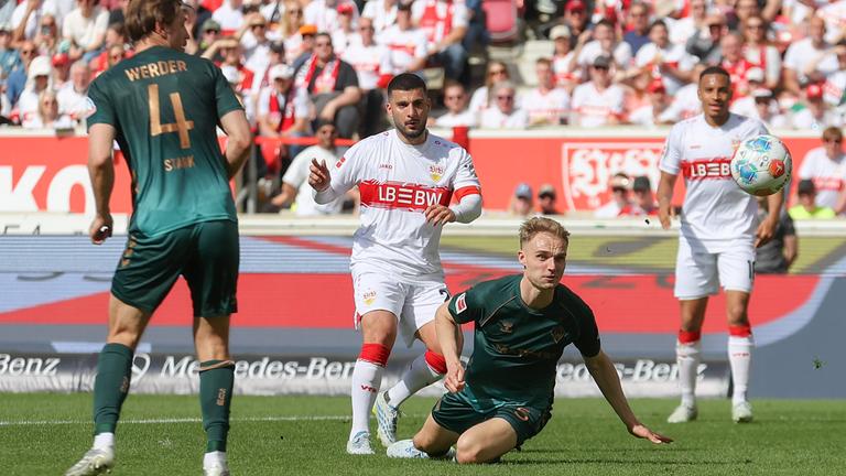 Deniz Undav (VfB Stuttgart, links) kommt zum Torschuss gegen den SV Werder Bremen.