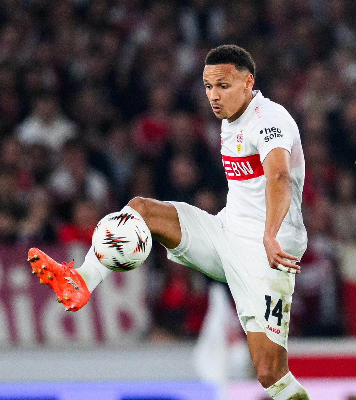 Europa League, K.-o.-Zwischenrunde, Rückspiel in der MHPArena: Luca Jaquez (VfB Stuttgart, l.) im Zweikampf mit Junior Adamu (Celtic Glasgow).