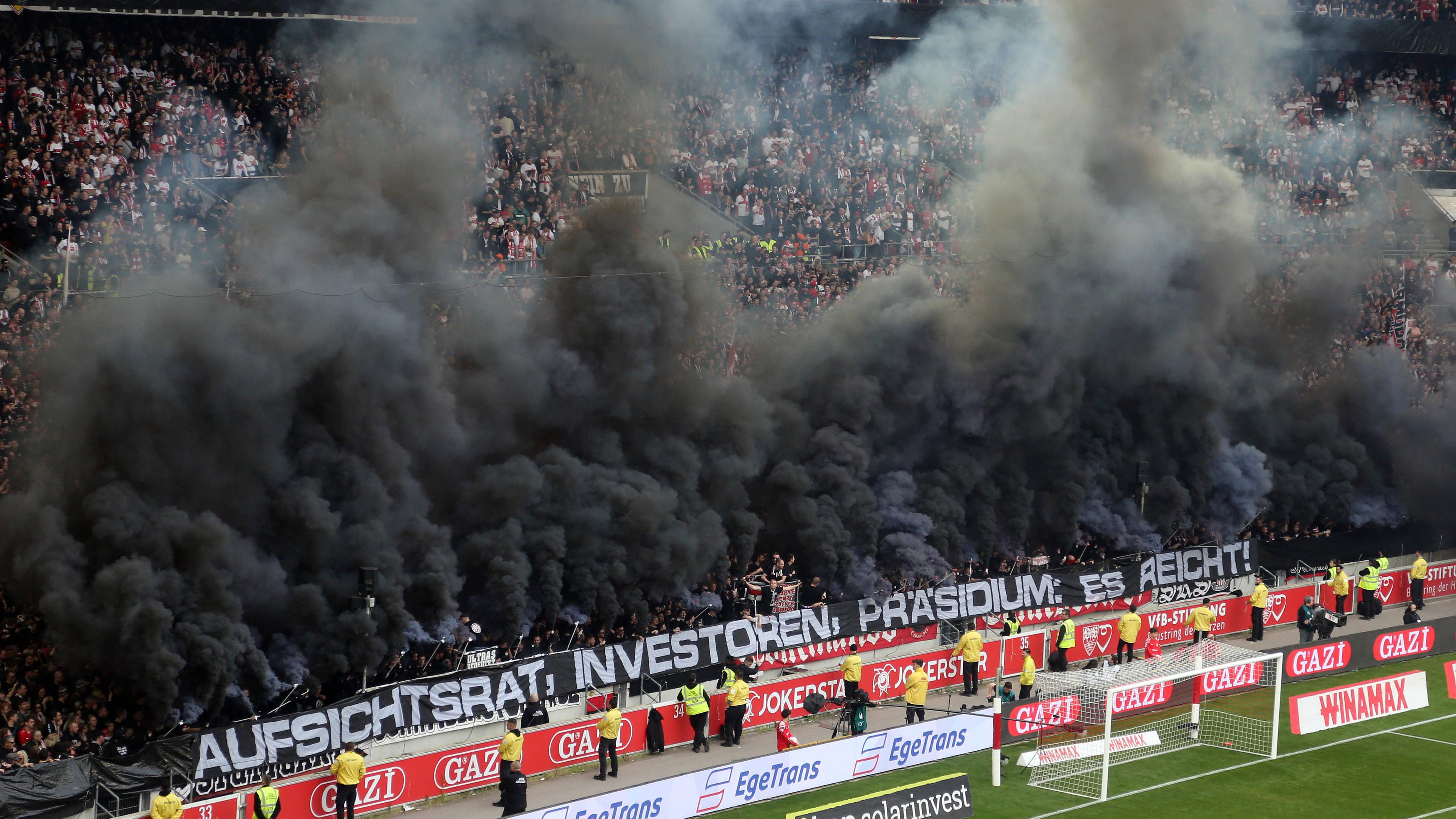 Fans des VfB Stuttgart zünden schwarzen Rauch
