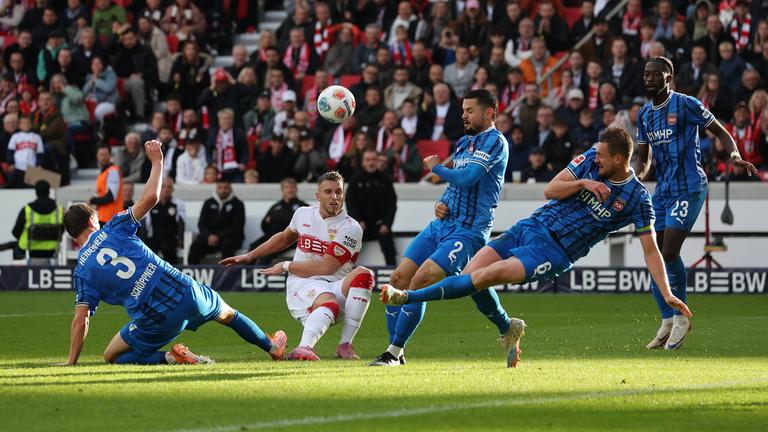 Die Spieler des VfB Stuttgart und des 1. FC Heidenheim kämpfen.