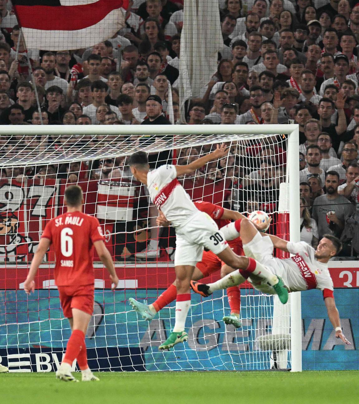 Fußball: VfB Stuttgart - FC St. Pauli.