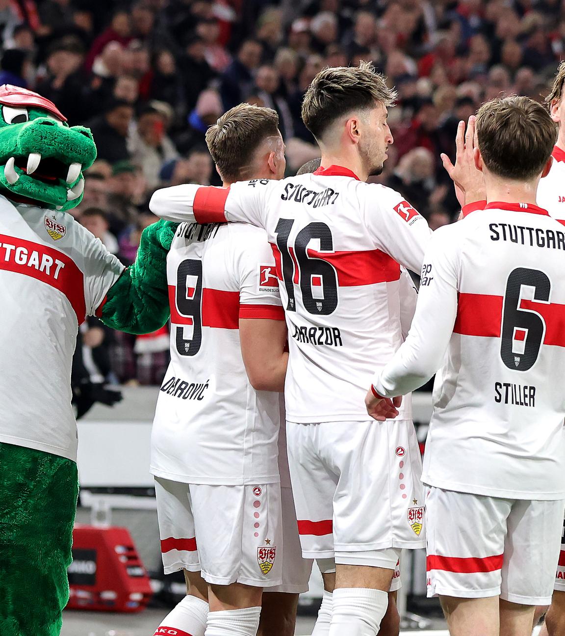 Ermedin Demirovic (VfB Stuttgart) jubelt nach dem Tor zum 1:0 