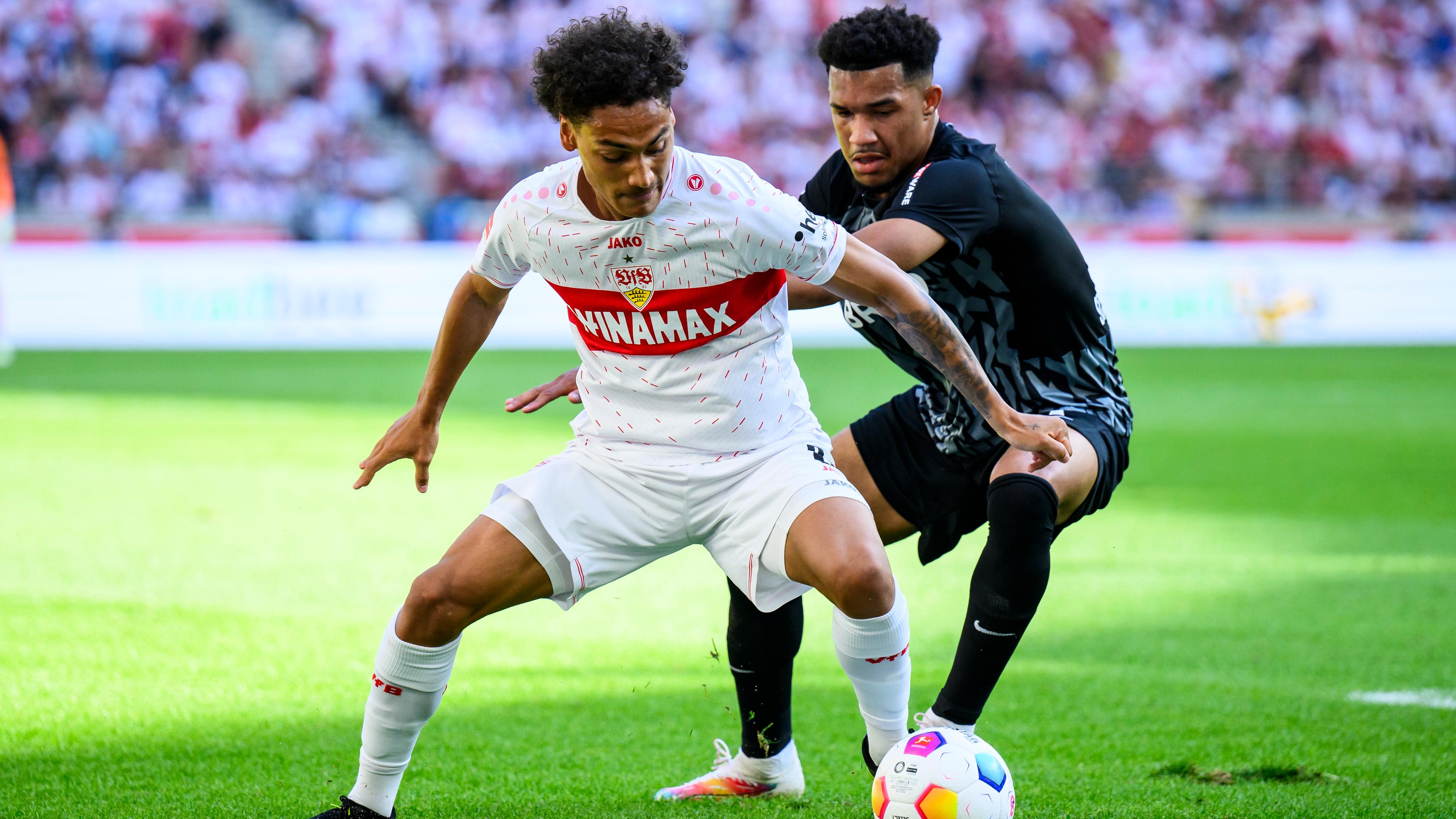 Fußball: Stuttgarts Millot und Schmidt vom SC Freiburg.