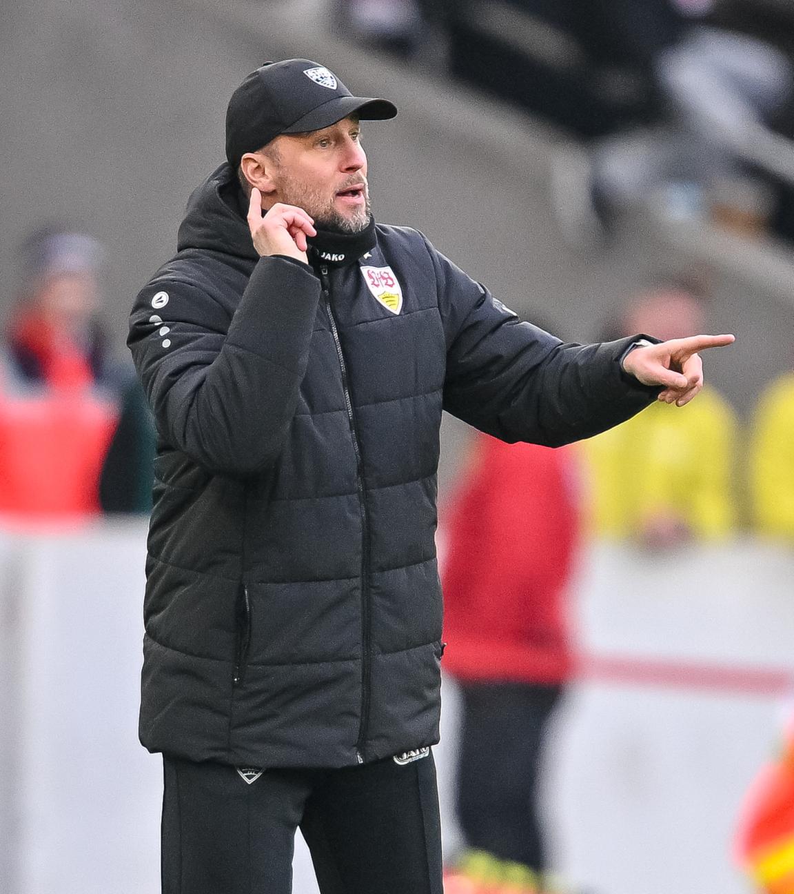 Baden-Württemberg, Stuttgart: Fußball: Bundesliga, VfB Stuttgart - SC Freiburg, 20. Spieltag, MHPArena. Trainer Sebastian Hoeneß (VfB Stuttgart) gestikuliert.