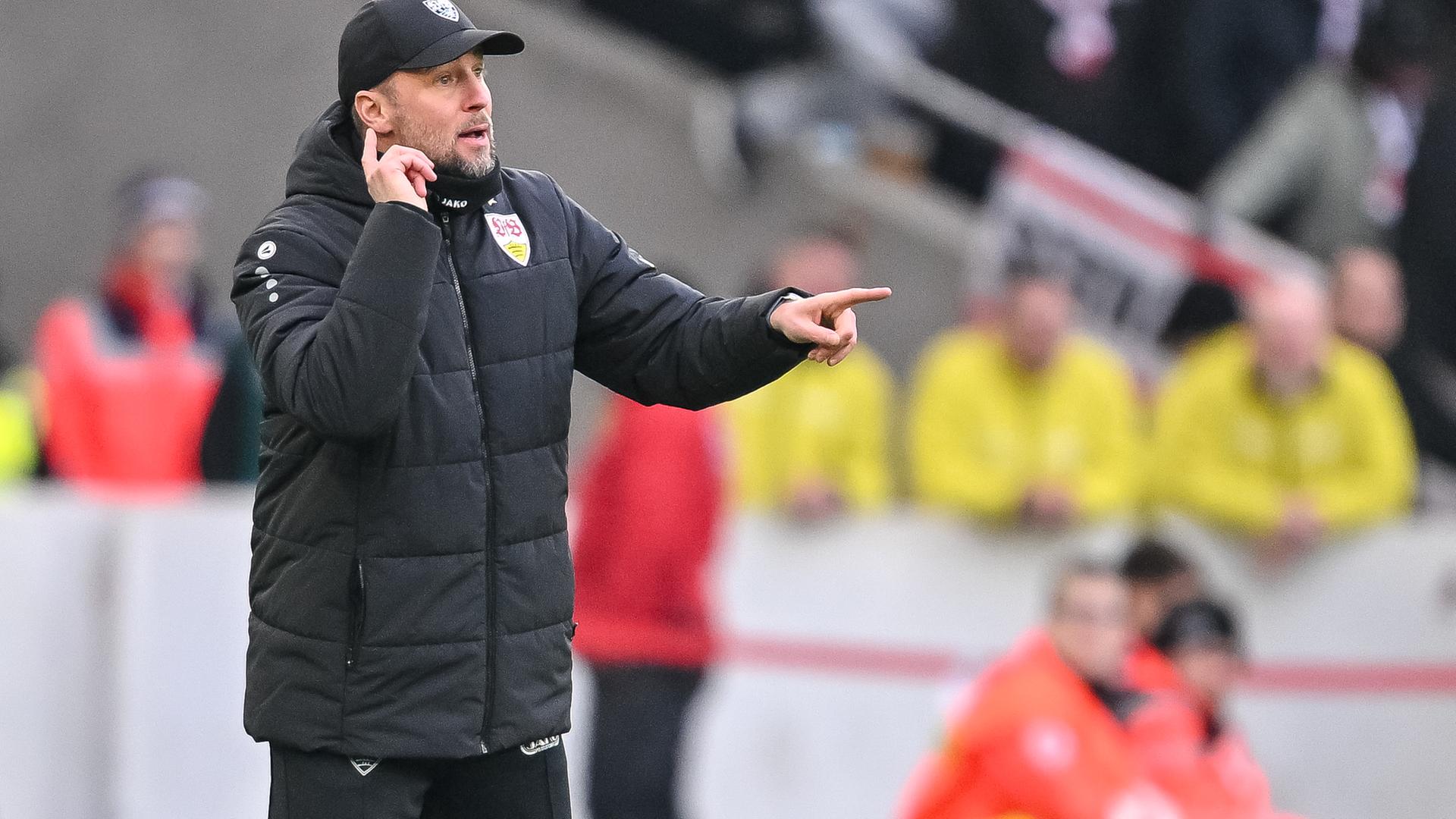Baden-Württemberg, Stuttgart: Fußball: Bundesliga, VfB Stuttgart - SC Freiburg, 20. Spieltag, MHPArena. Trainer Sebastian Hoeneß (VfB Stuttgart) gestikuliert.