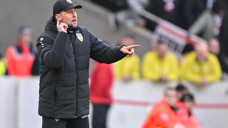 Baden-Württemberg, Stuttgart: Fußball: Bundesliga, VfB Stuttgart - SC Freiburg, 20. Spieltag, MHPArena. Trainer Sebastian Hoeneß (VfB Stuttgart) gestikuliert.