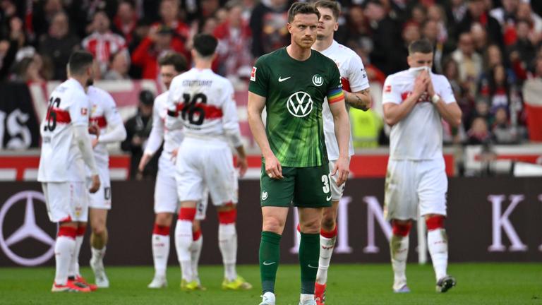 Die Stuttgarter bejubeln Jamie Lewelings Tor zum 3:0. Yannick Gerhardt im Vordergrund schaut enttäuscht