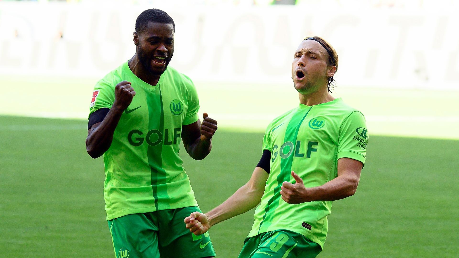 Spieler des VfL Wolfsburg mit Sponsorentrikots