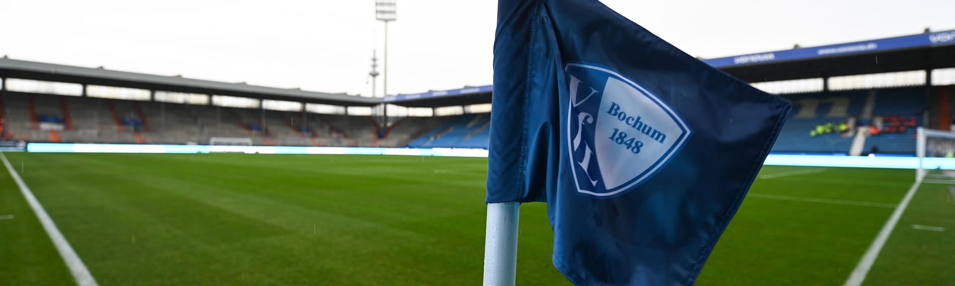 Eine Eckfahne mit dem Logo des VfL Bochum steht an der Ecke des Spielfelds im Vonovia Ruhrstadion.