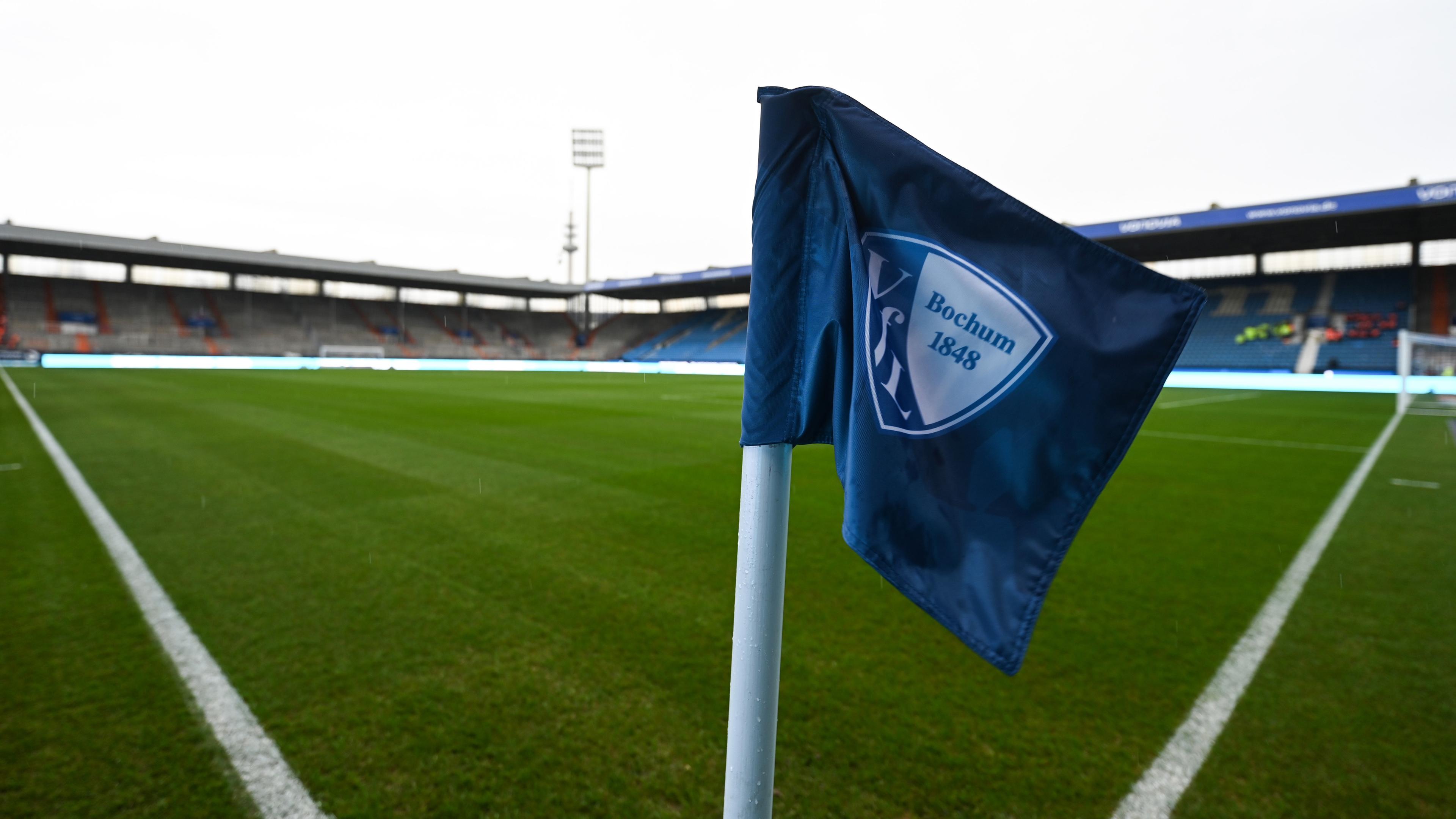 Eine Eckfahne mit dem Logo des VfL Bochum steht an der Ecke des Spielfelds im Vonovia Ruhrstadion.