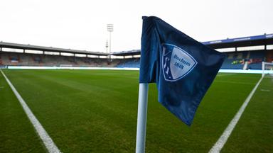Eine Eckfahne mit dem Logo des VfL Bochum steht an der Ecke des Spielfelds im Vonovia Ruhrstadion.