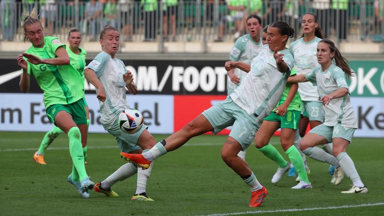 Lara Schmidt (Werder Bremen), Lynn Wilms (VfL Wolfsburg) Wolfsburg kämpfen um den Ball.