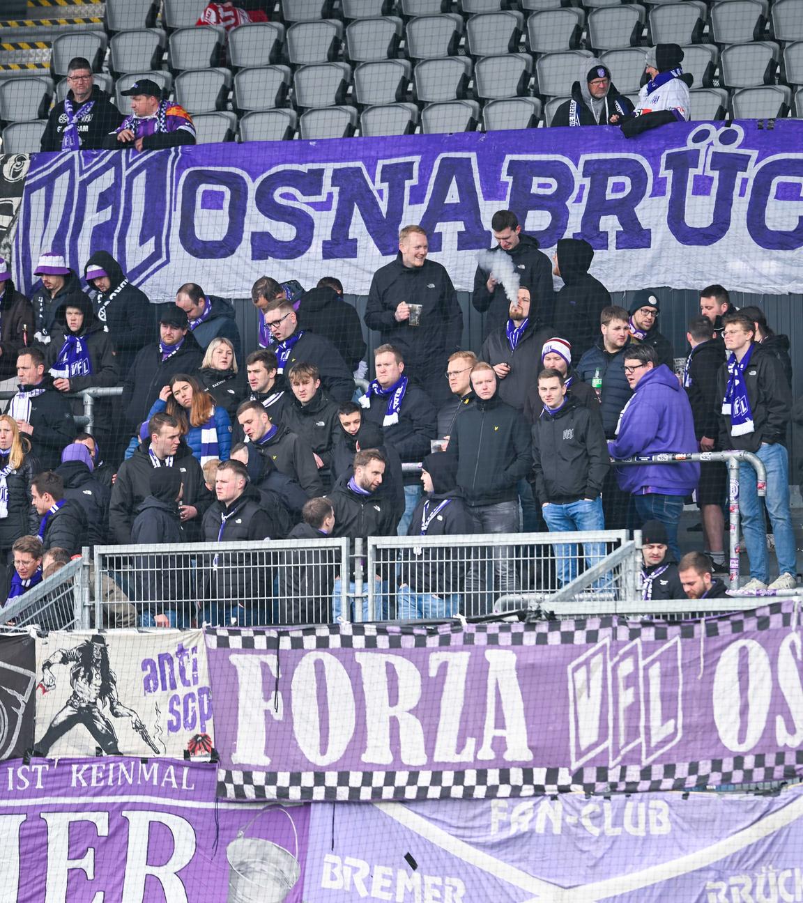 Fans des VfL Osnabrück auf einer Zuschauertribüne.