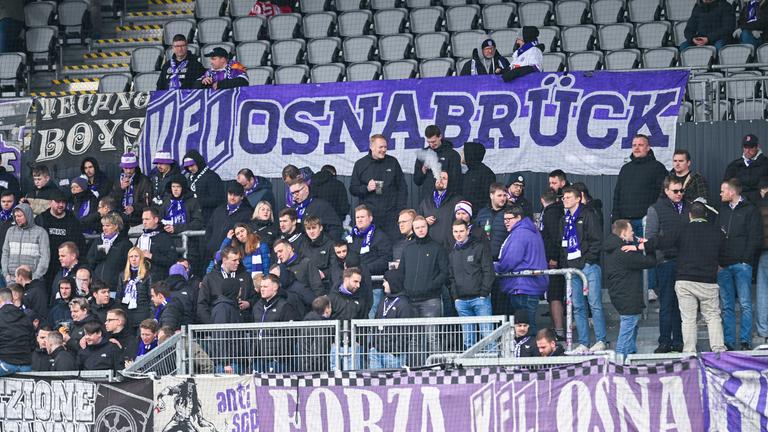 Fans des VfL Osnabrück auf einer Zuschauertribüne.