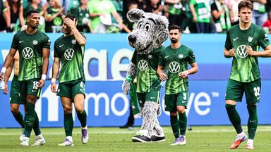 Moritz Jenz, Konstantinos Koulierakis, Maskottchen Wölfi, Mohamed Amoura und Mattias Svanberg (von links) blicken enttäuscht