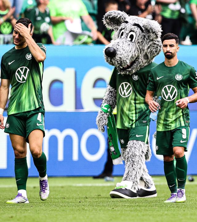 Moritz Jenz, Konstantinos Koulierakis, Maskottchen Wölfi, Mohamed Amoura und Mattias Svanberg (von links) blicken enttäuscht