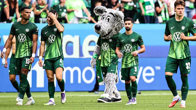 Moritz Jenz, Konstantinos Koulierakis, Maskottchen Wölfi, Mohamed Amoura und Mattias Svanberg (von links) blicken enttäuscht