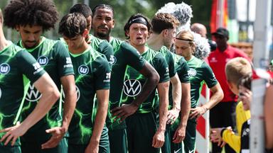 Spieler des VfL Wolfsburg beim Einlaufen zu einem Testspiel