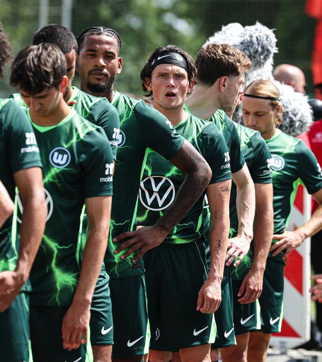 Spieler des VfL Wolfsburg beim Einlaufen zu einem Testspiel