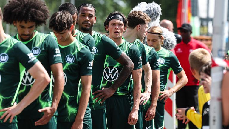 Spieler des VfL Wolfsburg beim Einlaufen zu einem Testspiel