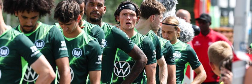 Spieler des VfL Wolfsburg beim Einlaufen zu einem Testspiel