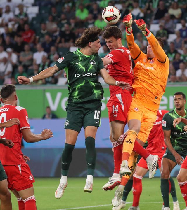 Jacob Rasmussen (Kaiserslautern) und Kamil Grabara (Wolfsburg) kämpfen. 