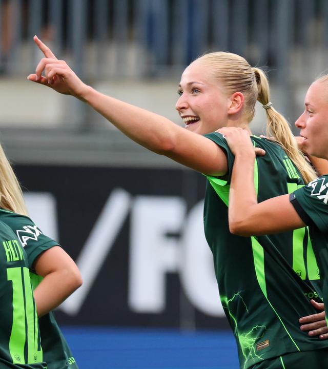 Torschuetzin Camilla Kuever / Kuever (Wolfsburg) macht das Tor zum 2:0 fuer Wolfsburg und jubelt mitElla Peddemors (Wolfsburg)