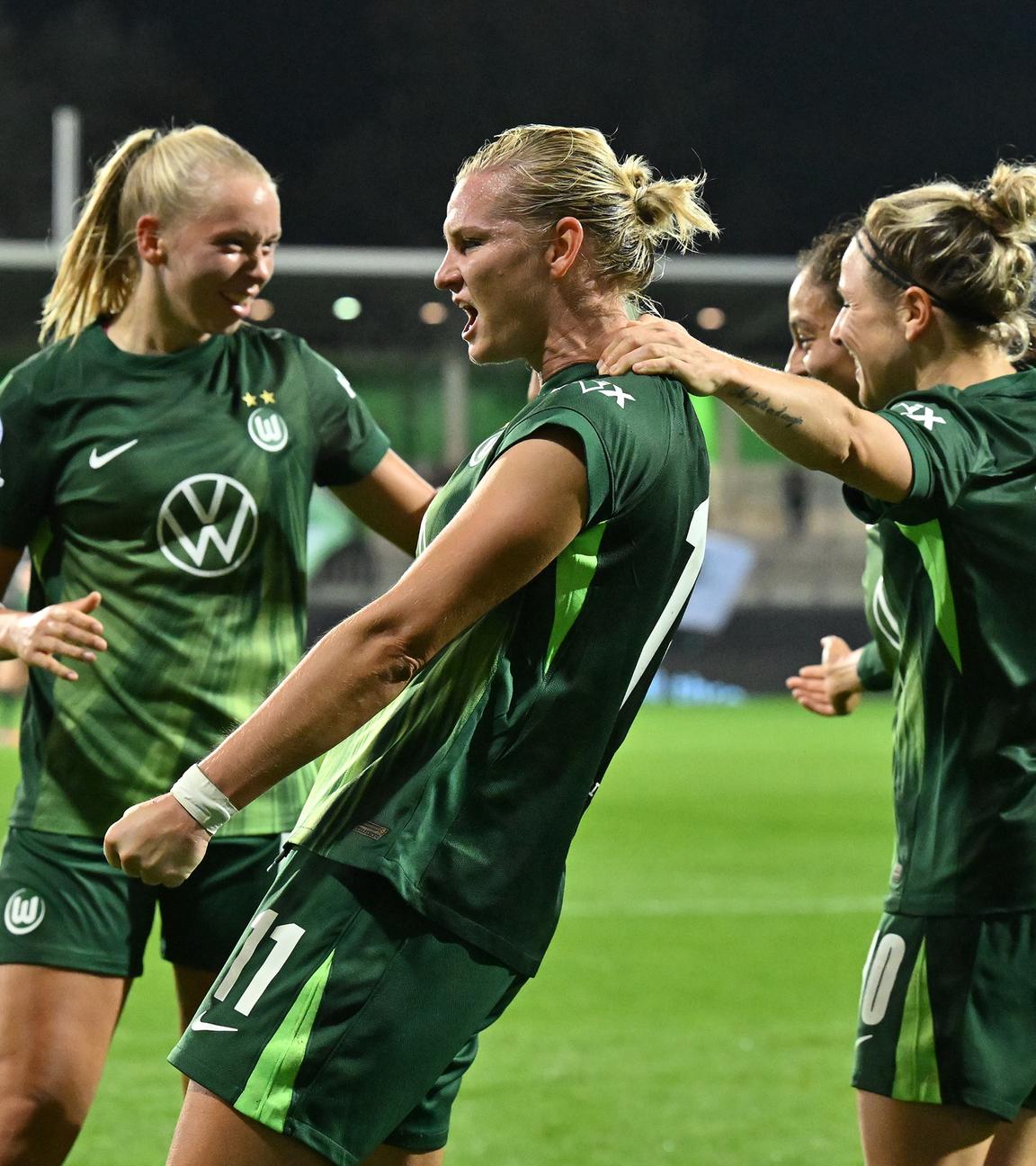 Niedersachsen, Wolfsburg: Fußball, Frauen: Champions League, VfL Wolfsburg - Paris St. Germain, Vorrunde, 1. Spieltag, AOK Stadion. Alexandra Popp (VfL Wolfsburg) feiert) das Tor zum 3:0.