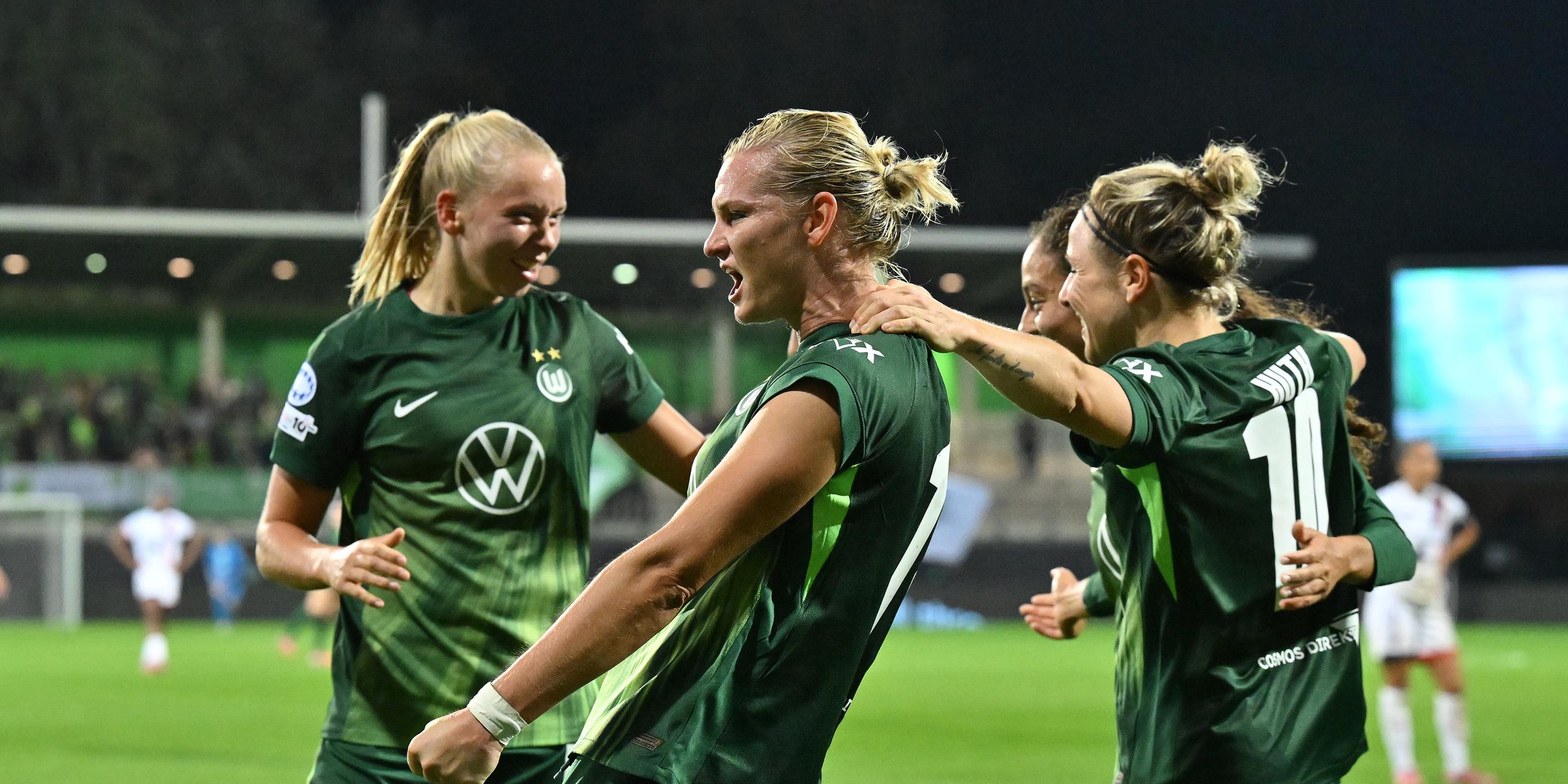 Niedersachsen, Wolfsburg: Fußball, Frauen: Champions League, VfL Wolfsburg - Paris St. Germain, Vorrunde, 1. Spieltag, AOK Stadion. Alexandra Popp (VfL Wolfsburg) feiert) das Tor zum 3:0.