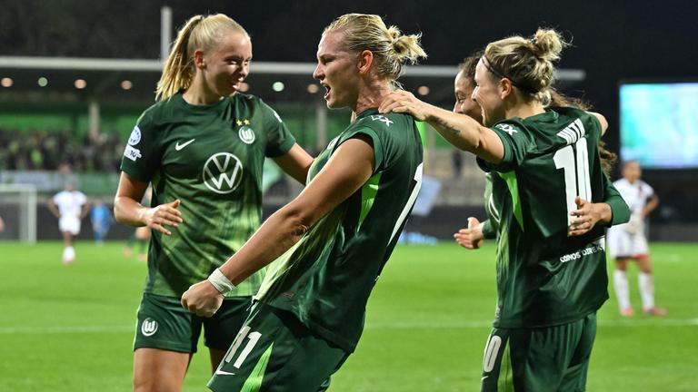 Niedersachsen, Wolfsburg: Fußball, Frauen: Champions League, VfL Wolfsburg - Paris St. Germain, Vorrunde, 1. Spieltag, AOK Stadion. Alexandra Popp (VfL Wolfsburg) feiert) das Tor zum 3:0.