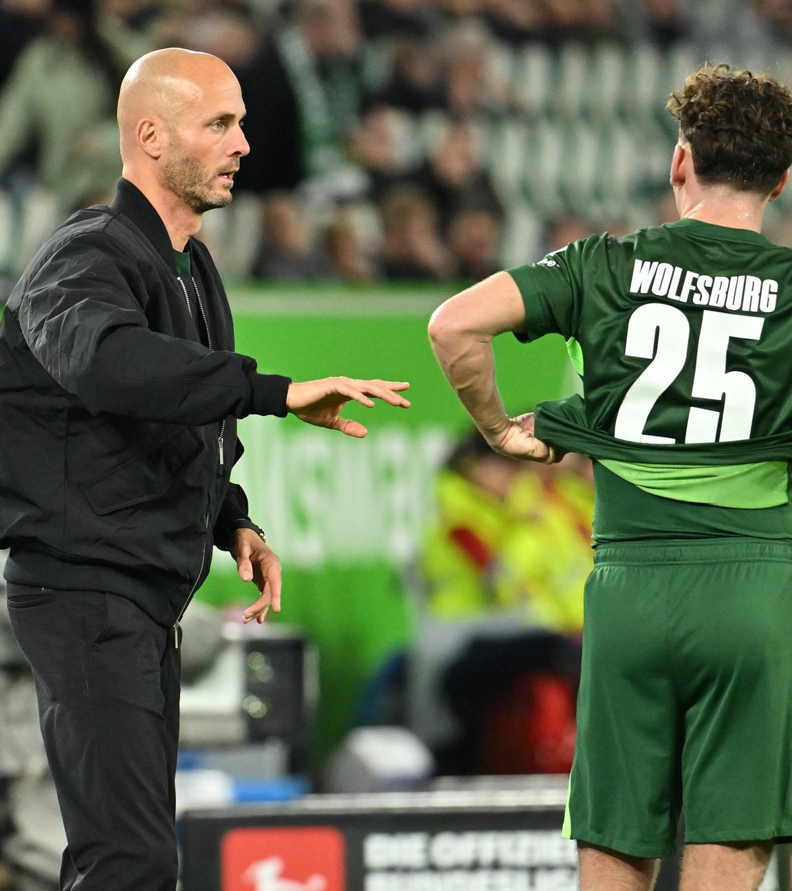 Wolfsburg-Trainer Paul Simonis gibt Anweisungen an Aaron Zehnter