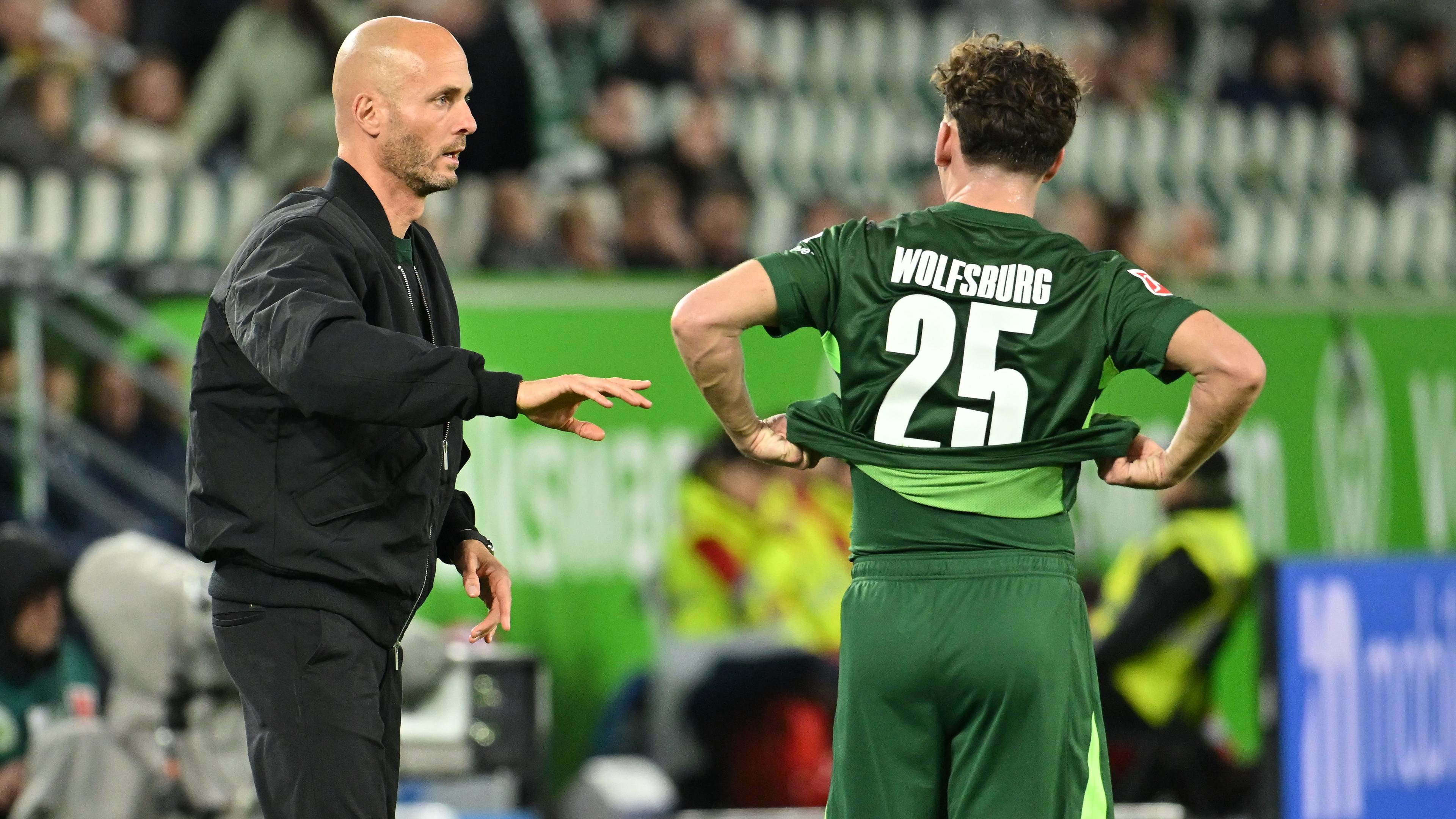 Wolfsburg-Trainer Paul Simonis gibt Anweisungen an Aaron Zehnter