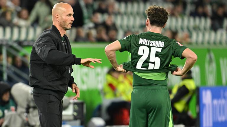 Wolfsburg-Trainer Paul Simonis gibt Anweisungen an Aaron Zehnter